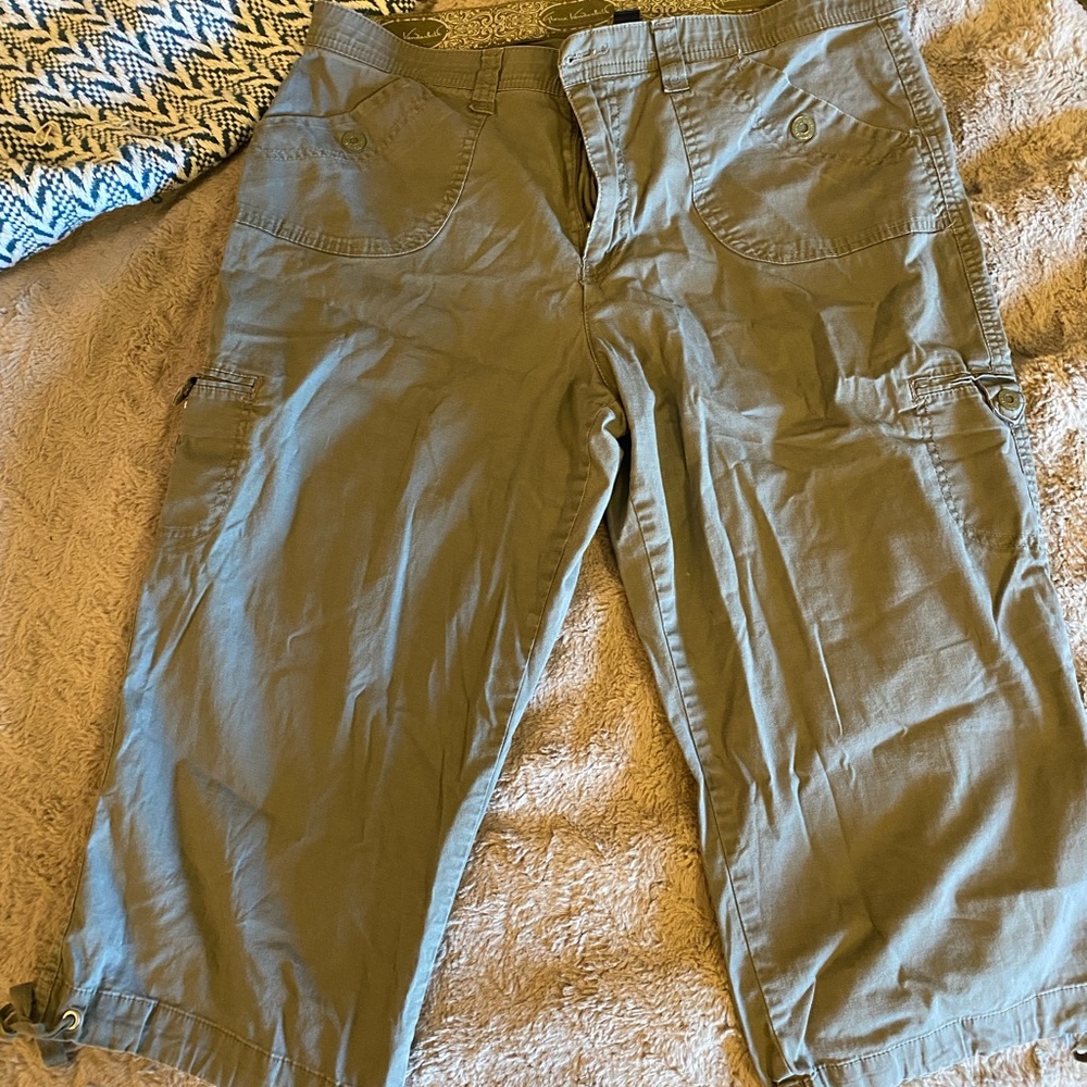 Womens cargo style capri, barely worn, size 14